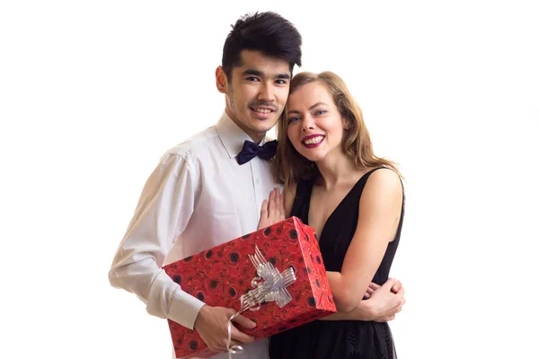 Jeune couple tenant un cadeau — Photo