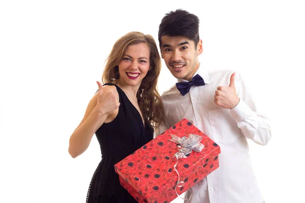 Молода пара тримає подарунок — стокове фото