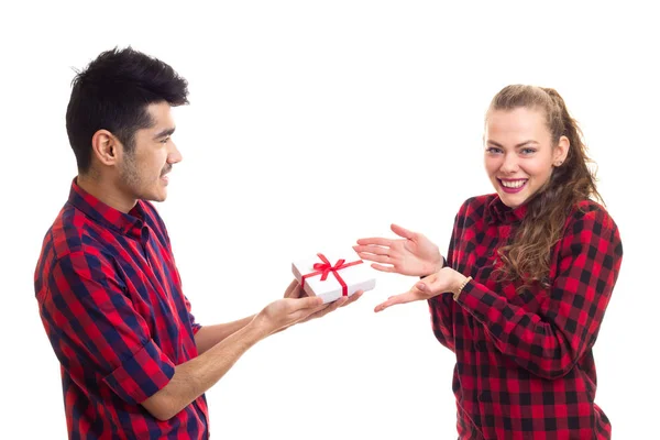 Young couple with present — Stock Photo, Image