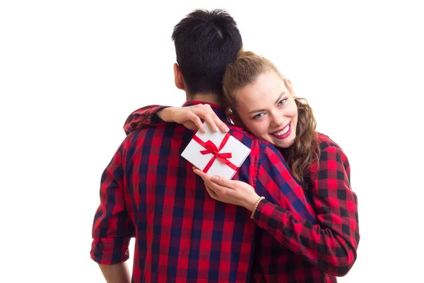 Jovem casal segurando um presente — Fotografia de Stock