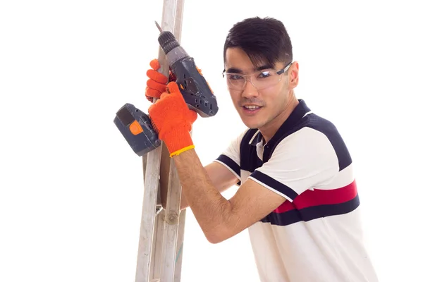 Jovem segurando caderneta e chave de fenda elétrica — Fotografia de Stock