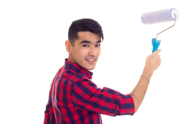 Молодий чоловік використовує синій рулон — стокове фото