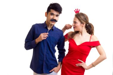 Karton sopalarla genç Çift