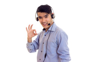 Kulaklıklar kullanan genç adam