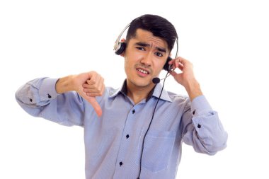 Kulaklıklar kullanan genç adam