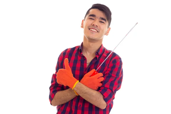 Jonge man in de holding meetlint handschoenen — Stockfoto