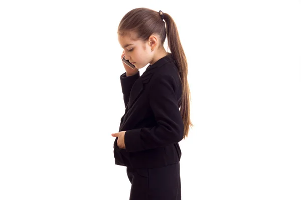 Niña con chaqueta negra hablando por teléfono —  Fotos de Stock