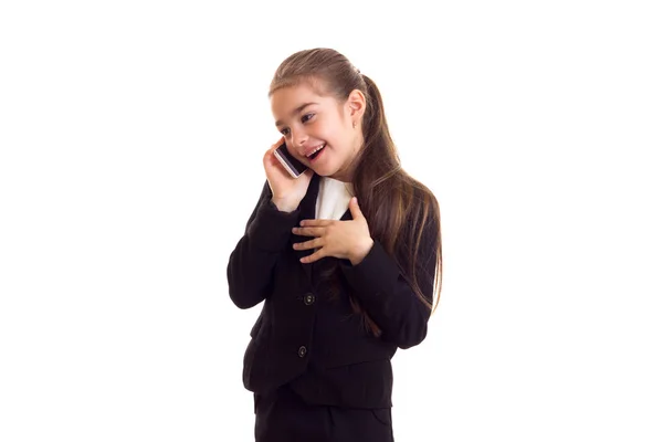 Niña con chaqueta negra hablando por teléfono — Foto de Stock