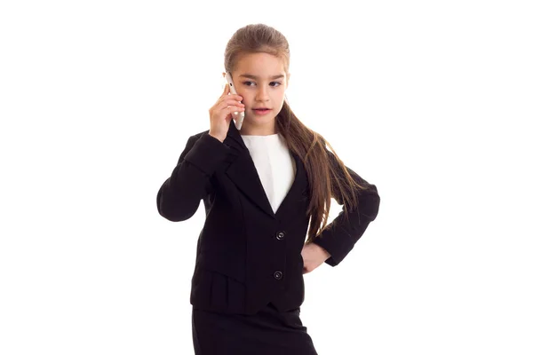 Niña con chaqueta negra hablando por teléfono — Foto de Stock