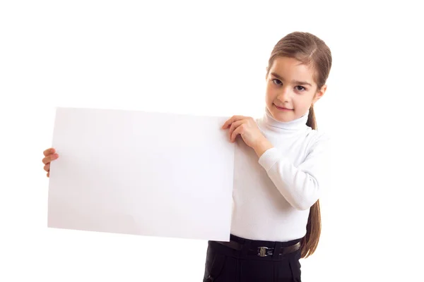 Kleine meisje bedrijf witte spandoek — Stockfoto