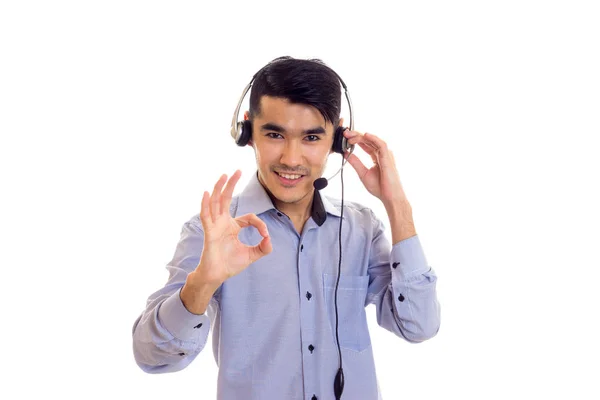 年轻人使用头戴式耳机 — 图库照片