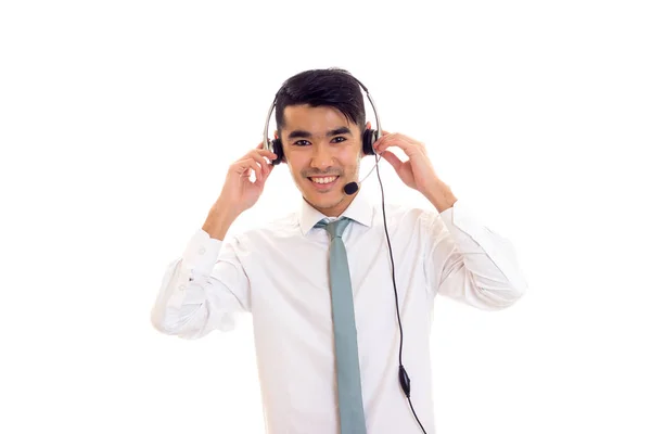 Mladý muž s použitím sluchátek — Stock fotografie