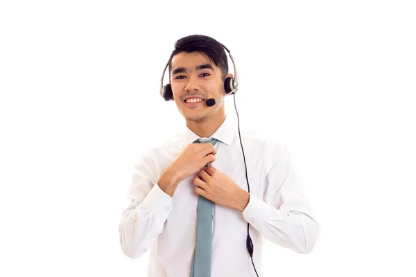 Młody człowiek za pomocą słuchawki — Zdjęcie stockowe