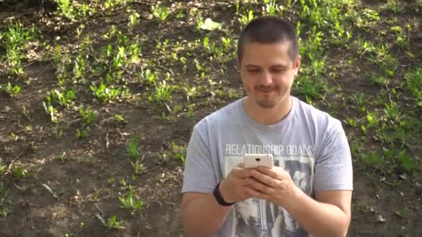 Uomo che chatta con qualcuno utilizzando smartphone — Video Stock