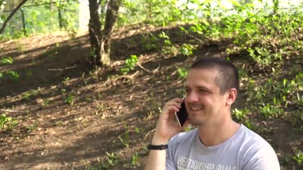 Взрослый мужчина разговаривает по мобильному телефону — стоковое видео