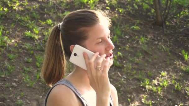Жінка розмовляє по мобільному телефону — стокове відео