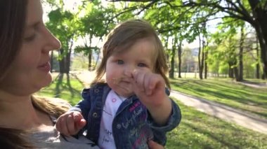 Bebek fotoğraf makinesindeki parkta arıyorsunuz