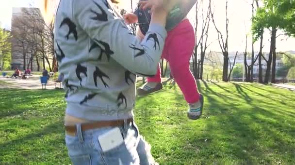 Mãe joga seu bebê menina — Vídeo de Stock