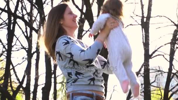 Mãe joga seu bebê menina em câmara lenta — Vídeo de Stock