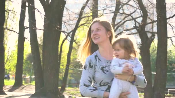 Ibu dengan bayi di luar — Stok Video