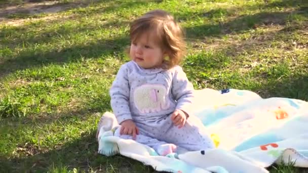 Adorable petite fille dans le parc — Video