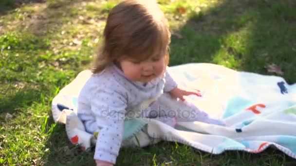 Liten söt baby flicka i parken — Stockvideo