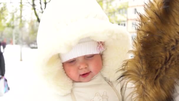 Baby flicka utomhus vinter med snö — Stockvideo