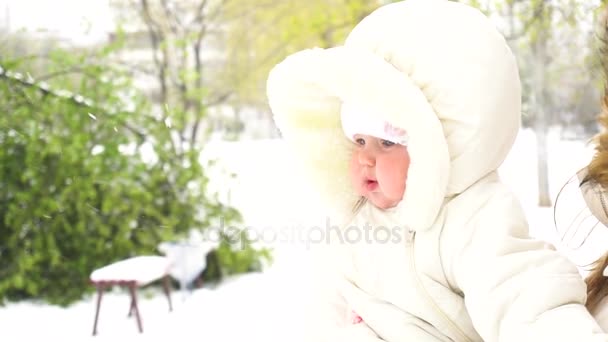 Bebé niña al aire libre invierno con nieve — Vídeos de Stock