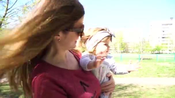 Mor promenader med baby flicka i parken — Stockvideo