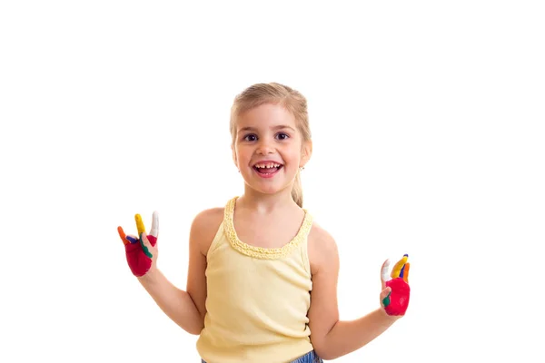 Petite fille avec des mains colorées — Photo