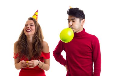 Genç çift balon üfleme