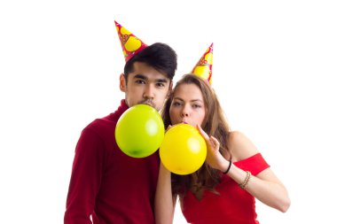 Genç çift balon üfleme