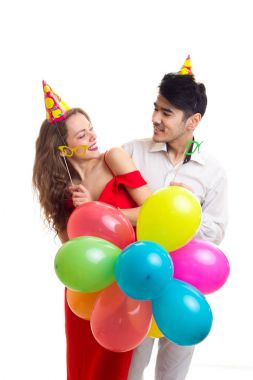 Balonlar ile genç bir çift