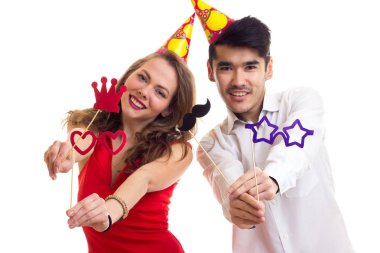 Kartı sopa ve kutluyor şapka ile genç Çift