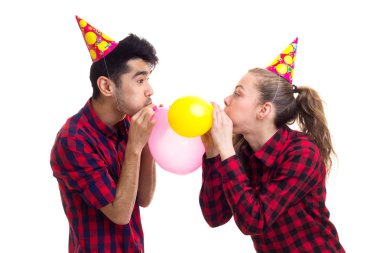 Genç çift balon üfleme
