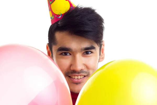Молодой человек держит воздушные шары — стоковое фото