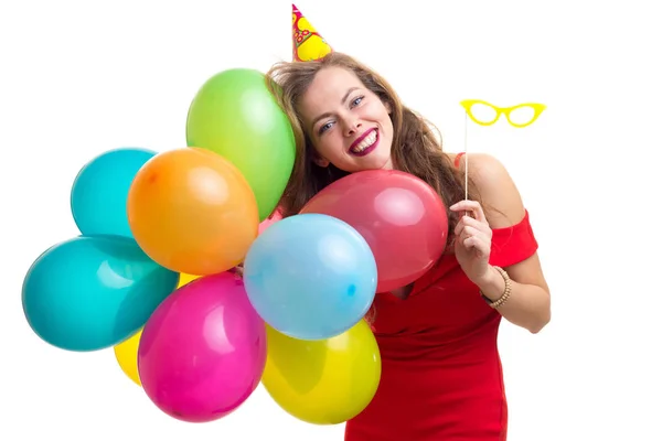 Mujer joven sosteniendo globos — Foto de Stock