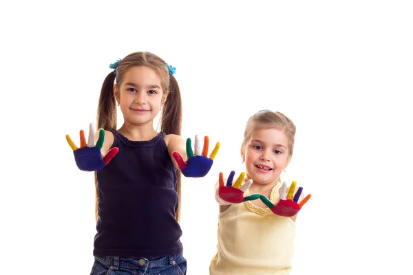 Маленькие девочки с цветными руками — стоковое фото