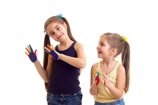 Meninas com as mãos coloridas — Fotografia de Stock