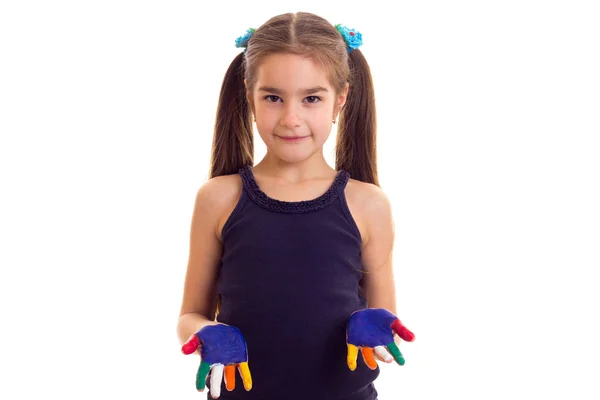 Liten flicka med färgade händer — Stockfoto
