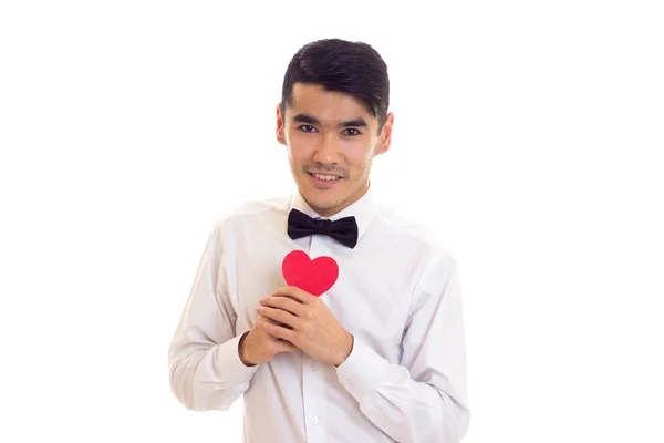 Молодий чоловік тримає чисте серце — стокове фото