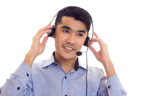 Hombre joven usando auriculares —  Fotos de Stock