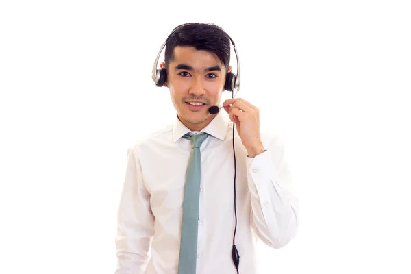 Hombre joven usando auriculares — Foto de Stock