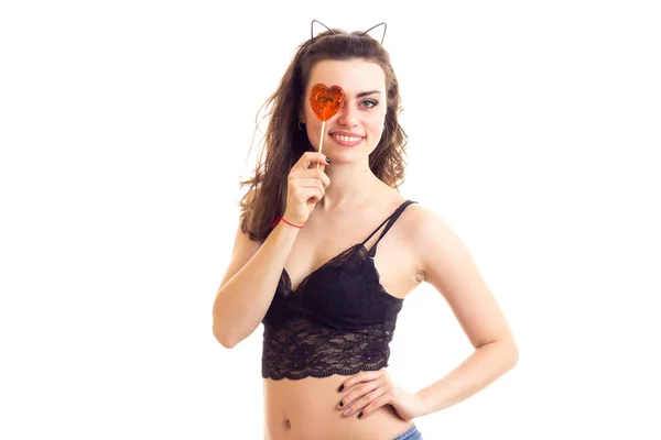 Giovane donna in reggiseno nero con caramelle — Foto Stock