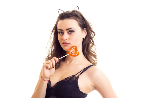 Молодая женщина в черном лифчике с конфетами — стоковое фото