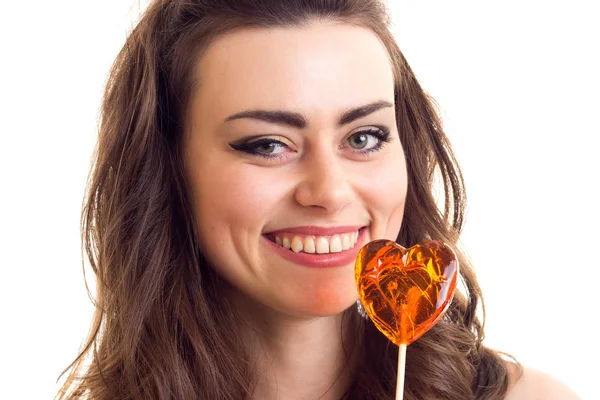 Giovane donna in possesso di caramelle — Foto Stock