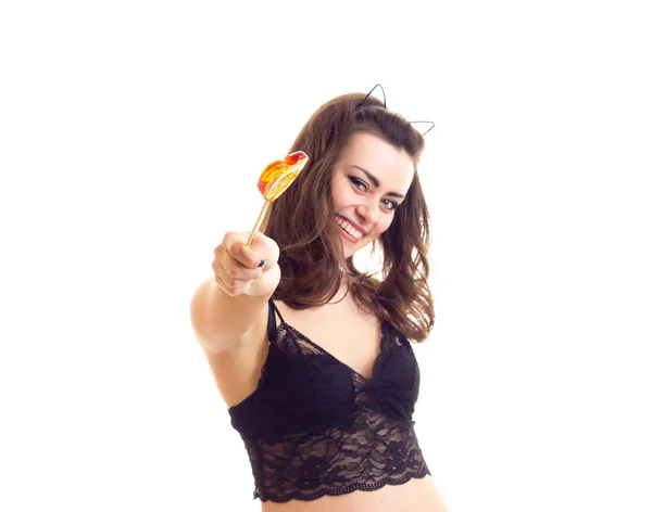 Giovane donna in reggiseno nero con caramelle — Foto Stock