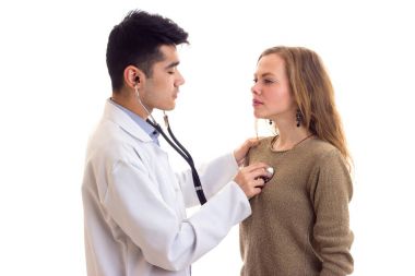 Kadın doktor dinleme kalp atışı