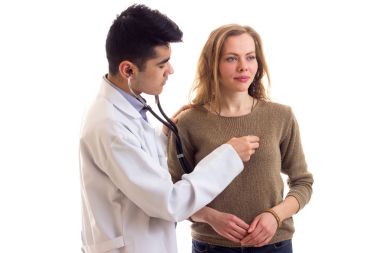 Kadın doktor dinleme kalp atışı