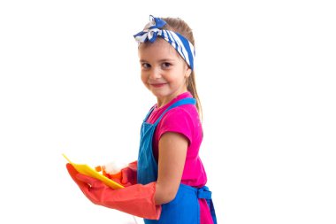 Kız önlük ve eldiven tutarak sprey ve toz bezi